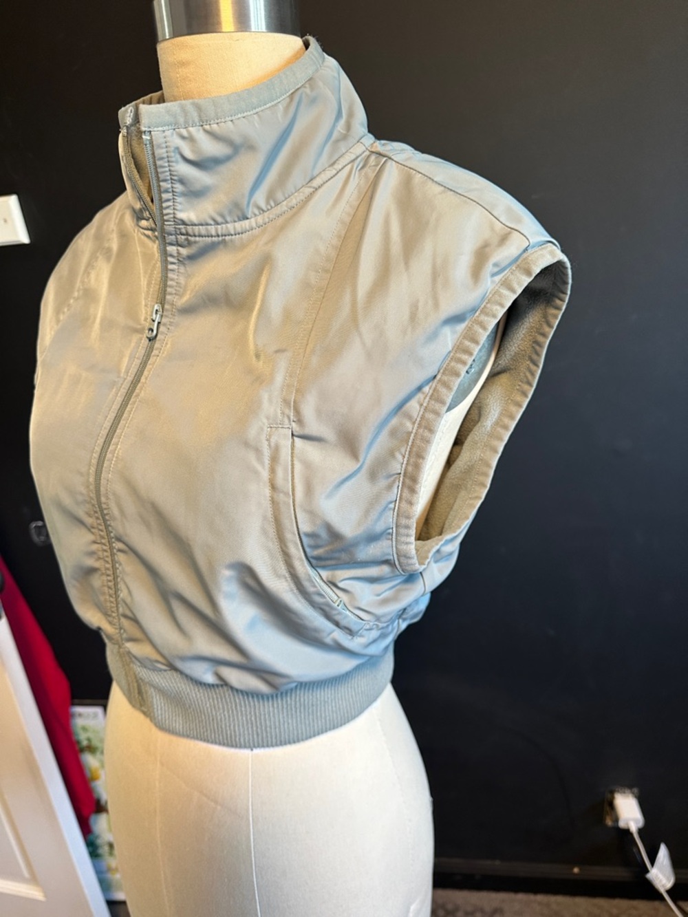 ALO Yoga Light Gray Cropped Zip Vest - Picture 4 of 6
